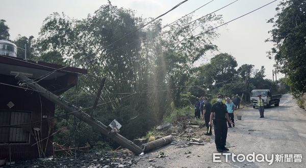 ▲▼高雄水泥車失控翻落「10米深邊坡」駕駛受困。（圖／記者吳世龍翻攝）