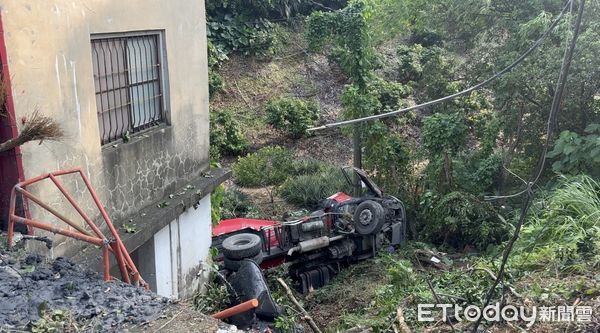 ▲▼高雄水泥車失控翻落「10米深邊坡」駕駛受困。（圖／記者吳世龍翻攝）