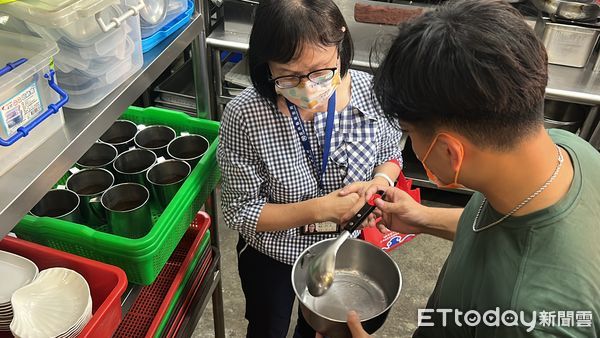 ▲雲林在地知名連鎖餐廳遭控使用餐具舀水溝水，衛生局上門稽查，店家當場拿出「影片主角」說明。（圖／記者蔡佩旻攝）