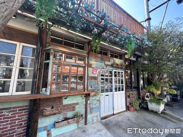 ▲雲林在地知名連鎖餐廳遭控使用餐具舀水溝水，衛生局上門稽查，店家當場拿出「影片主角」說明。（圖／記者蔡佩旻攝）