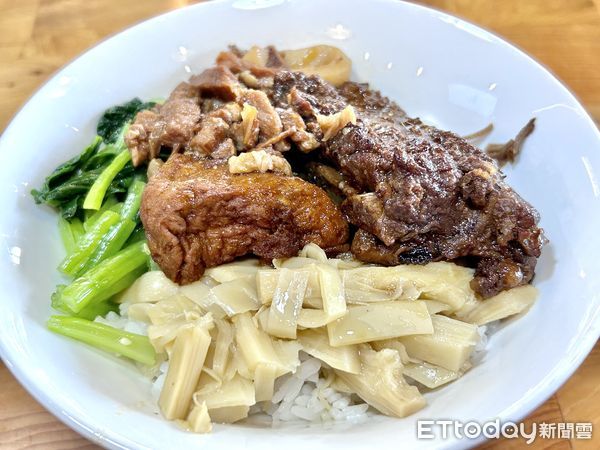 ▲雲林在地知名連鎖餐廳遭控使用餐具舀水溝水，衛生局上門稽查，店家當場拿出「影片主角」說明。（圖／記者蔡佩旻攝）