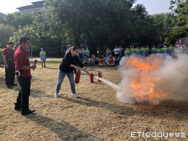 ▲台南市消防局第七大隊後甲分隊，於14日前往裕文國小辦理防災宣導，強化學童的防災意識與基本滅火技能。（圖／記者林東良翻攝，下同）