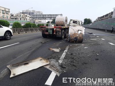 快訊／國一354.5K巨大「鋼捲」掉落路面　後方回堵10公里