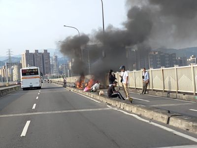 台北華中橋5機車連環撞！「3車狂燒」畫面曝光　濃煙猛竄4人送醫