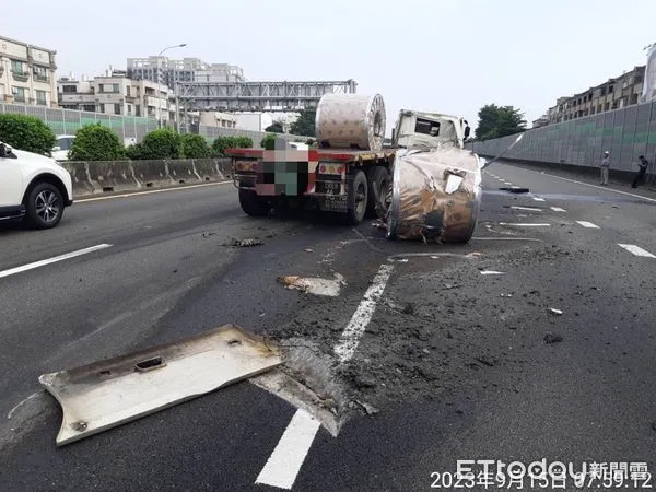 ▲▼ 國道1號巨大「鋼捲」掉落路面　後方回堵10公里。（圖／記者賴文萱翻攝）