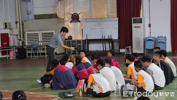 ▲屏東地檢署主任檢察官許育銓帶隊到內埔農工預防犯罪宣導            。（圖／記者陳崑福翻攝）