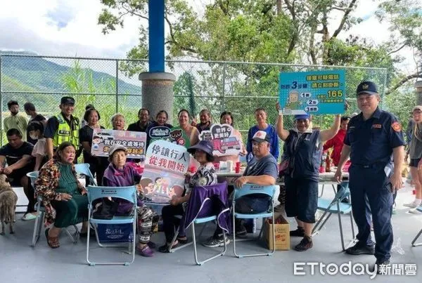 ▲關警向民眾宣導防詐、交安及海嘯警報試放。（圖／記者楊漢聲翻攝）