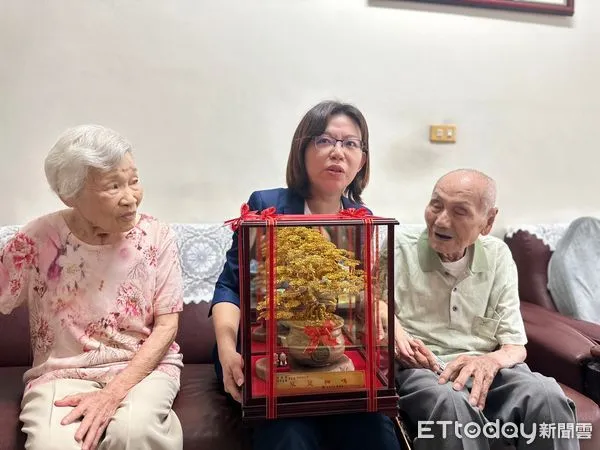 ▲屏東市鍾懃興與鍾邱喜鑾結婚80年，市長周佳琪致意             。（圖／記者陳崑福翻攝）