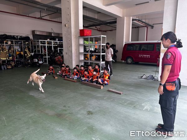 ▲台南市消防局特搜大隊大橋特搜分隊，15日接待寶貝家庭幼兒園師生的參訪活動，並出動搜救犬與小朋友可愛互動。（圖／記者林東良翻攝，下同）