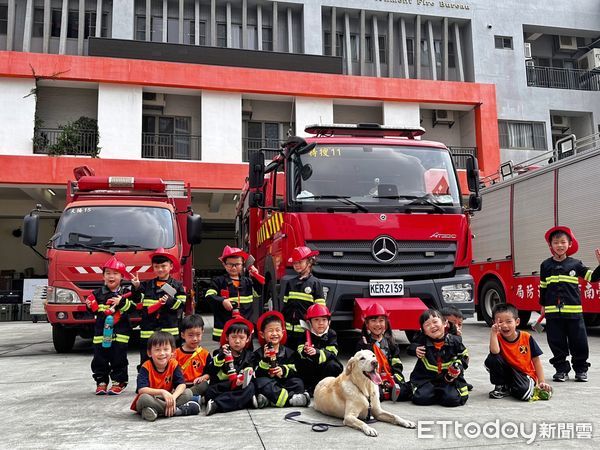 ▲台南市消防局特搜大隊大橋特搜分隊，15日接待寶貝家庭幼兒園師生的參訪活動，並出動搜救犬與小朋友可愛互動。（圖／記者林東良翻攝，下同）