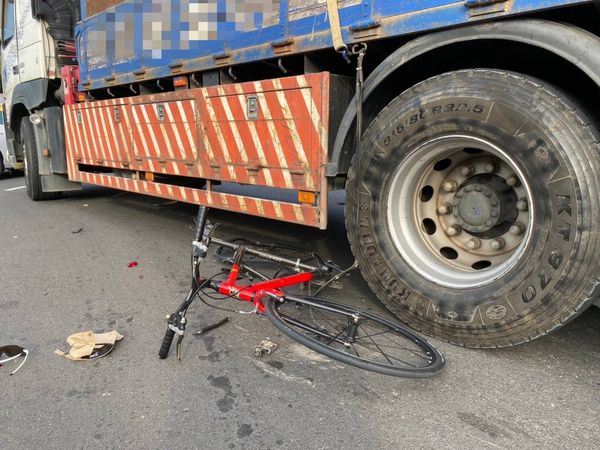 ▲彰化單車男遭大貨車輾在輪下命危。（圖／民眾提供）