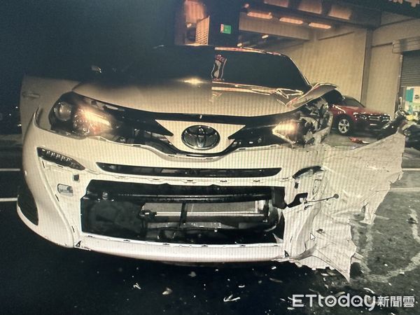 ▲台南市東區裕農路發生車禍事故，李姓民眾駕駛自小客車，跨越雙黃線，與對向自小客車發生碰撞，並波及其他4輛機車，造成5人受傷，其中2人送醫。（圖／記者林東良翻攝，下同）