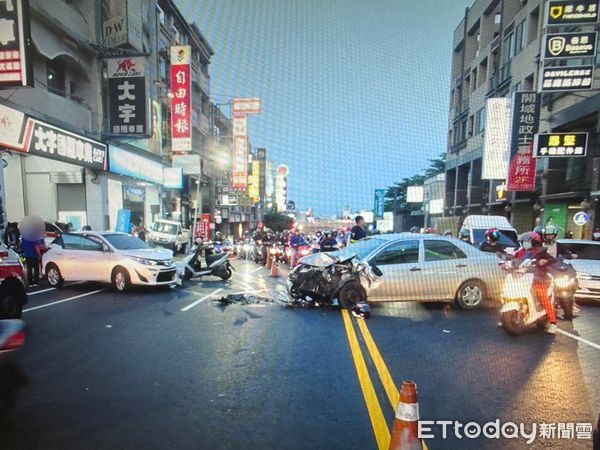 ▲台南市東區裕農路發生車禍事故，李姓民眾駕駛自小客車，跨越雙黃線，與對向自小客車發生碰撞，並波及其他4輛機車，造成5人受傷，其中2人送醫。（圖／記者林東良翻攝，下同）