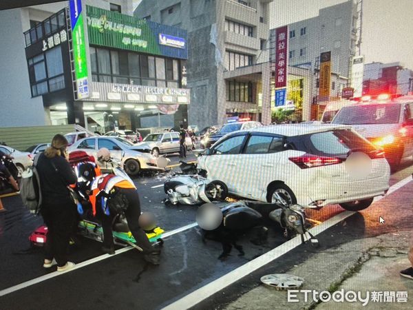 ▲台南市東區裕農路發生車禍事故，李姓民眾駕駛自小客車，跨越雙黃線，與對向自小客車發生碰撞，並波及其他4輛機車，造成5人受傷，其中2人送醫。（圖／記者林東良翻攝，下同）