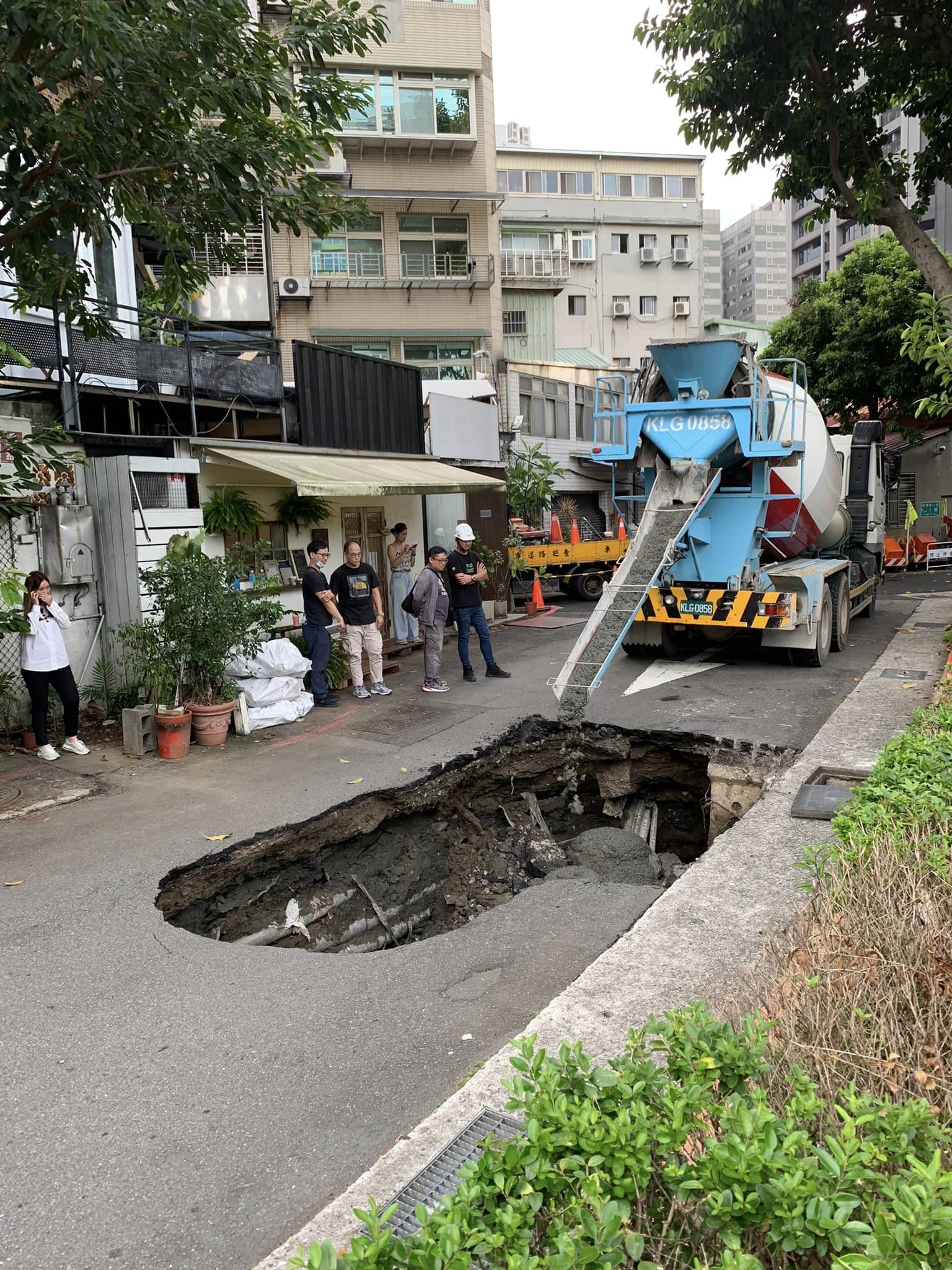 ▲張啟樂遇到天坑。（圖／翻攝自Facebook／港仔張啟樂的臺灣生活）