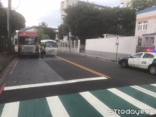 ▲中和警方為了守護學童，強力取締違規砂石車。（圖／記者陸運陞翻攝）