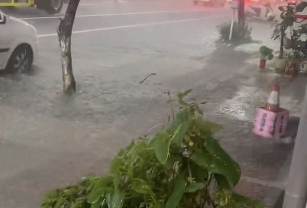 ▲▼高雄傍晚大暴雨！多處路段淹水，網哀號：雨比颱風天還大。（圖／翻攝記者爆料網）