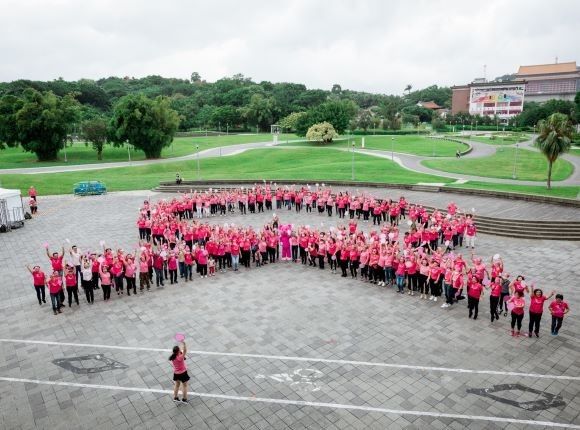 ▲▼乳癌病友協會自2004年首次舉辦點亮粉紅絲帶排字活動至今已邁入第20年，隨著疫情結。（圖／乳癌病友協會）