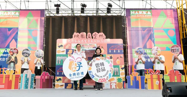 ▲張麗善參訪世客博，行銷雲林「詔安客」特色