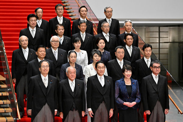 ▲▼日本首相岸田文雄在東京官邸與新內閣合影。（圖／路透）