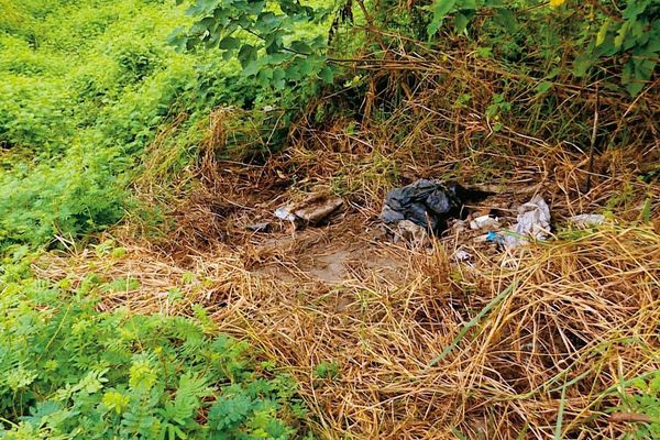 警方搜尋1個多小時，才發現遭棄屍山區、已成白骨的死者。（東森新聞提供）