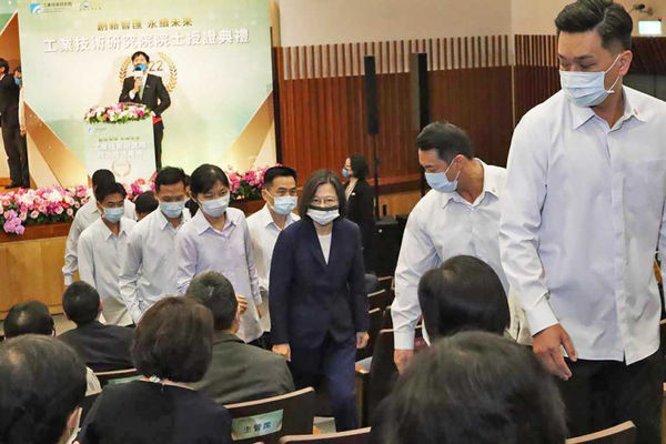 蔡英文總統去年11月赴工研院參訪時，因時機敏感而出動比平時更多的特勤人員維持安全。（圖／報系資料照）