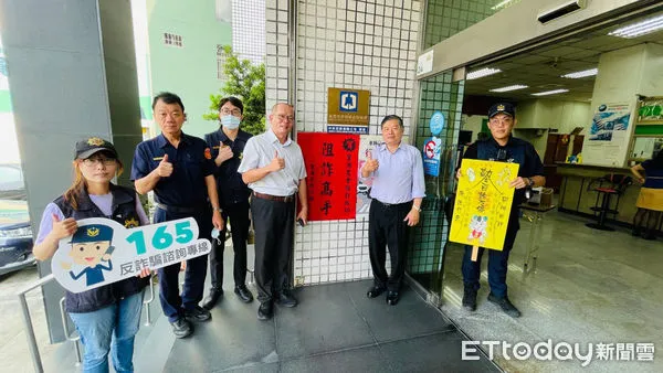 ▲里港警分局長何明祥頒發行員感謝狀、張貼「阻詐高手」紅榜             。（圖／記者陳崑福翻攝）