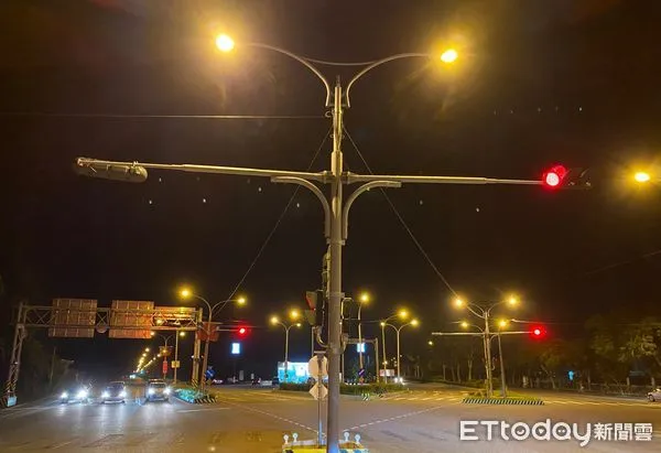 ▲台11丙增設路燈及號誌共桿。(圖／公路總局提供，下同)