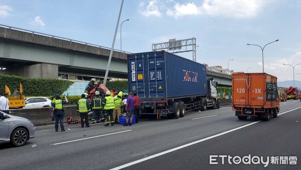 ▲▼             國道一號北上17.3公里，貨櫃車與兩台自小客發生碰撞。（圖／記者黃彥傑攝）