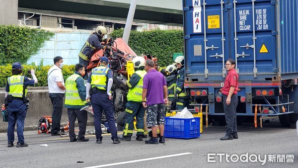 ▲▼             國道一號北上17.3公里，貨櫃車與兩台自小客發生碰撞。（圖／記者黃彥傑攝）