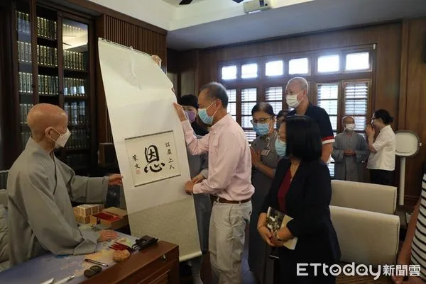 ▲新加坡前外長楊榮文（中）獻上自己親手寫的墨寶，大大的「恩」道盡心中的感恩。（圖／慈濟醫學中心提供，下同）