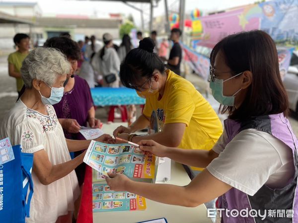 ▲嘉南藥理大學藥理學院響應國際失智症月，與台南市衛生局於15日在大內區辦理「最佳時刻就是現在～憶起來大內區看電影」。（圖／記者林東良翻攝，下同）