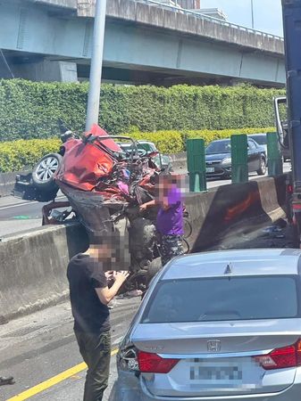 ▲▼             國道一號北上17.3公里處16日中午發生一起嚴重事故。（圖／翻攝自記者爆料網）