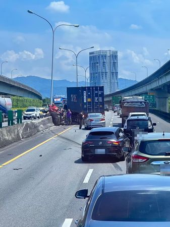 ▲▼             國道一號北上17.3公里處16日中午發生一起嚴重事故。（圖／翻攝自記者爆料網）