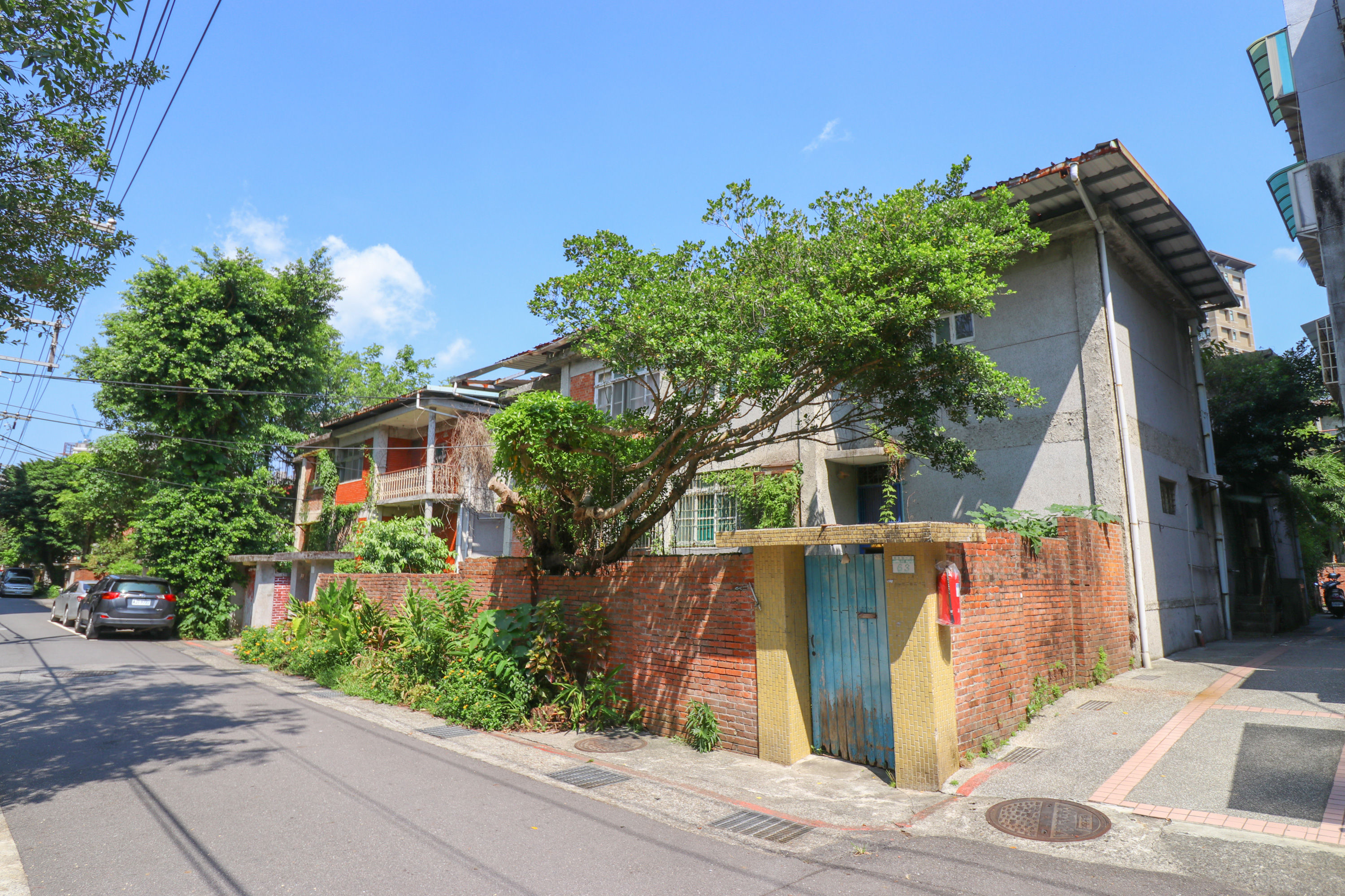 ▲▼政大化南新村被譽為「大師聚落」，紅磚＋紅門散發濃濃50年代台灣建築風。（圖／政大提供）