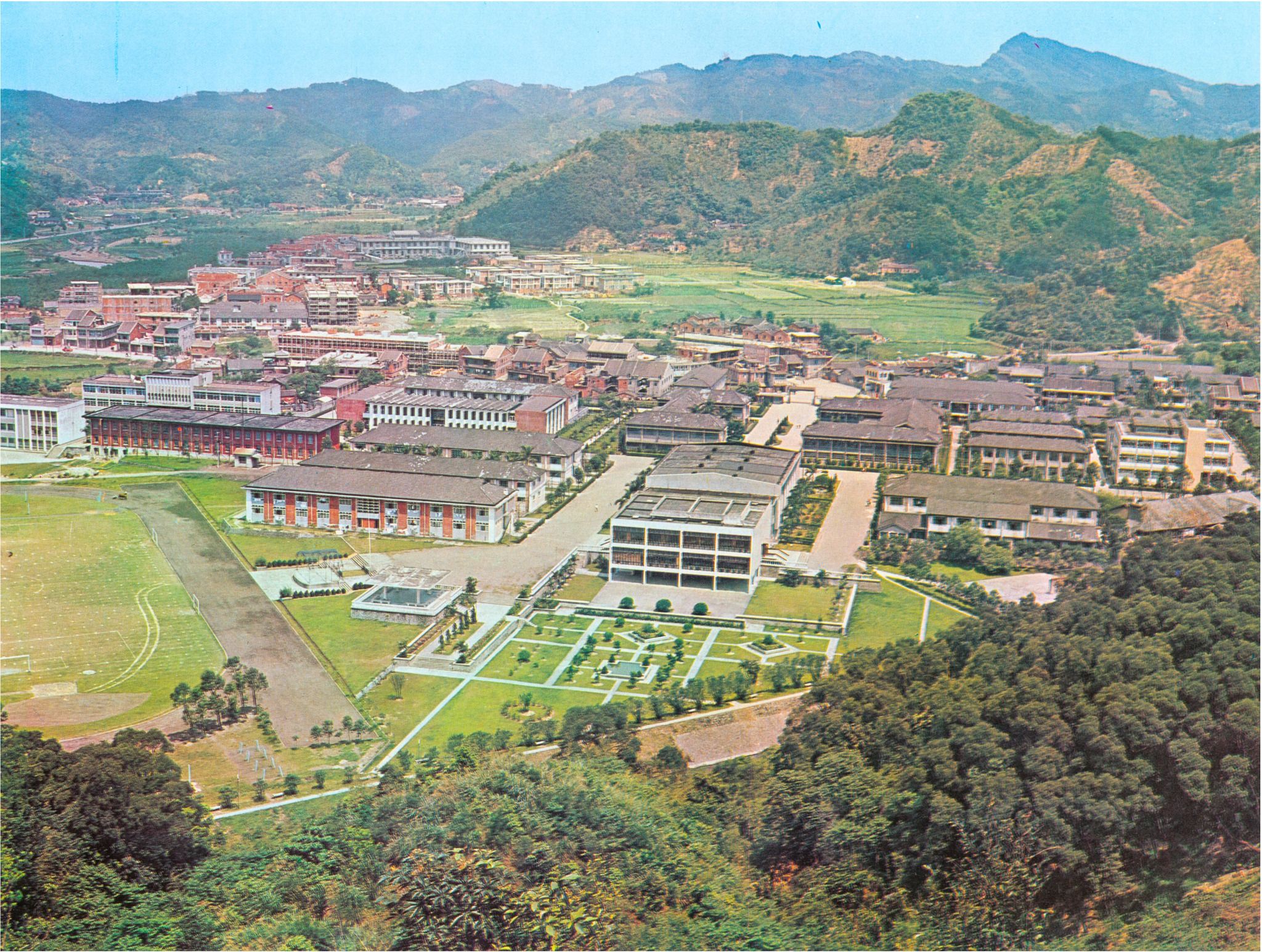 ▲▼1970年政大畢業紀念冊照片，化南新村位於左上角。（圖／政大提供）