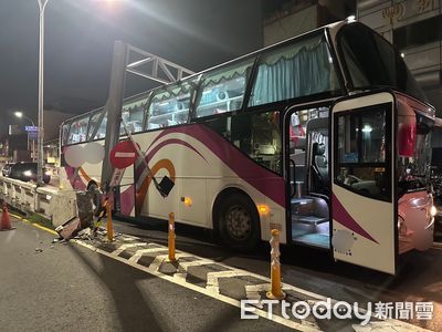 限高3公尺！台南遊覽車直衝陸橋「撞毀限高桿」　慘卡現場3小時