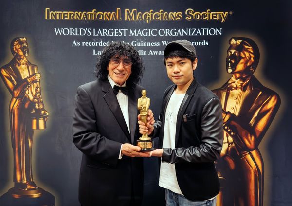 ▲簡子(右)上個月剛榮獲魔術界奧斯卡-梅林獎。。（圖／簡子製造提供）
