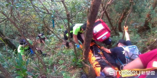 ▲▼姜子寮山男子中暑倒地意識不清。（圖／記者郭世賢翻攝）