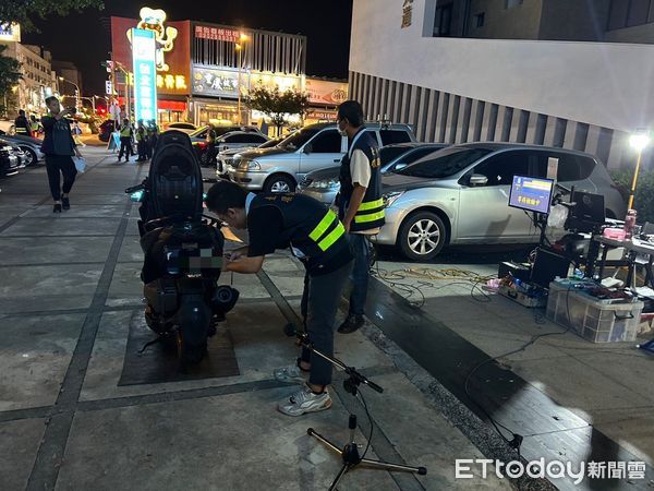 ▲台南市警四分局於15日晚上，結合環保局、監理站及交通警察大隊，在安平區永華路二段與華平路口執行「環、警、監」聯合稽查專案勤務。（圖／記者林東良翻攝，下同）