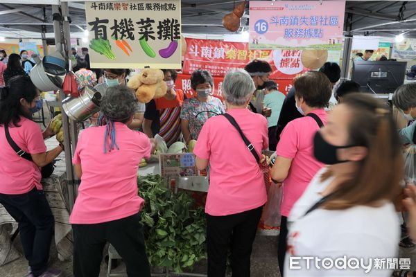 ▲「智立生活鄰里憶起來」成果展示記者會暨園遊會，表揚30家優質及具有特色的巷弄長照站及失智照護據點。（圖／記者蔡佩旻翻攝）