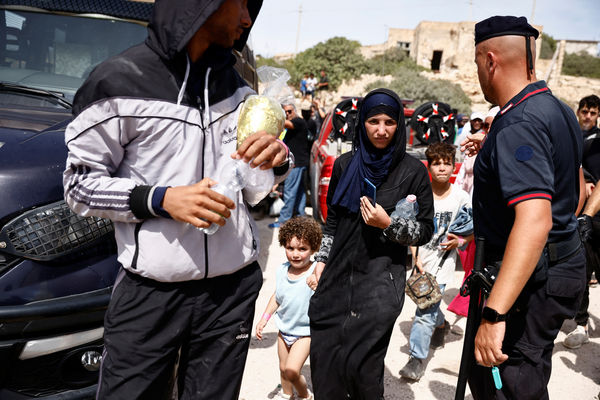 ▲▼義大利小島拉姆培杜薩島（Lampedusa）近日湧入大量難民。（圖／路透）