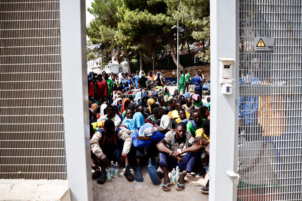 ▲▼義大利小島拉姆培杜薩島（Lampedusa）近日湧入大量難民。（圖／路透）