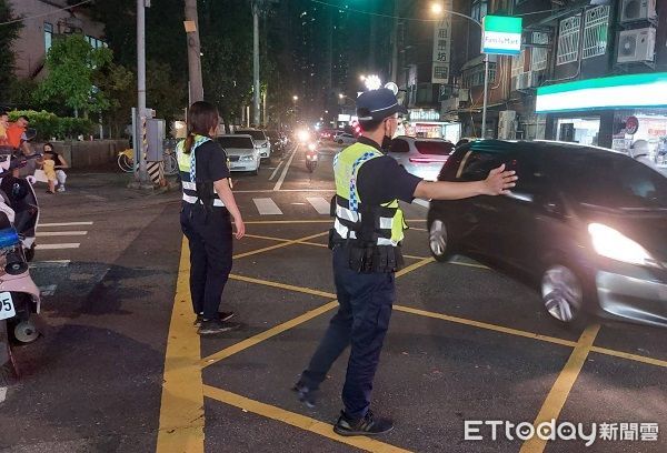 ▲▼警消據報前往搶救，警方則封鎖道路疏導車流。（圖／桃園警分局提供）