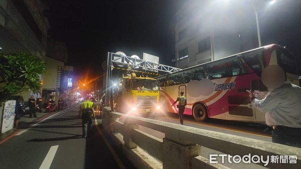 ▲▼台南大客車未注意限高撞上限高桿。（圖／記者林東良翻攝）