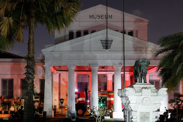 ▲▼印尼國家博物館16日晚間發生火災，收藏史前考古、人類學與印尼各民族歷史文物的A棟展覽館燃燒2個多小時。（圖／路透）