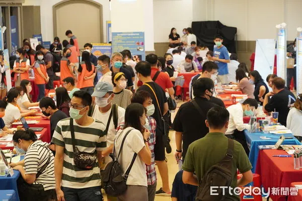 ▲民眾,徵才,求職。（圖／記者游瓊華翻攝）