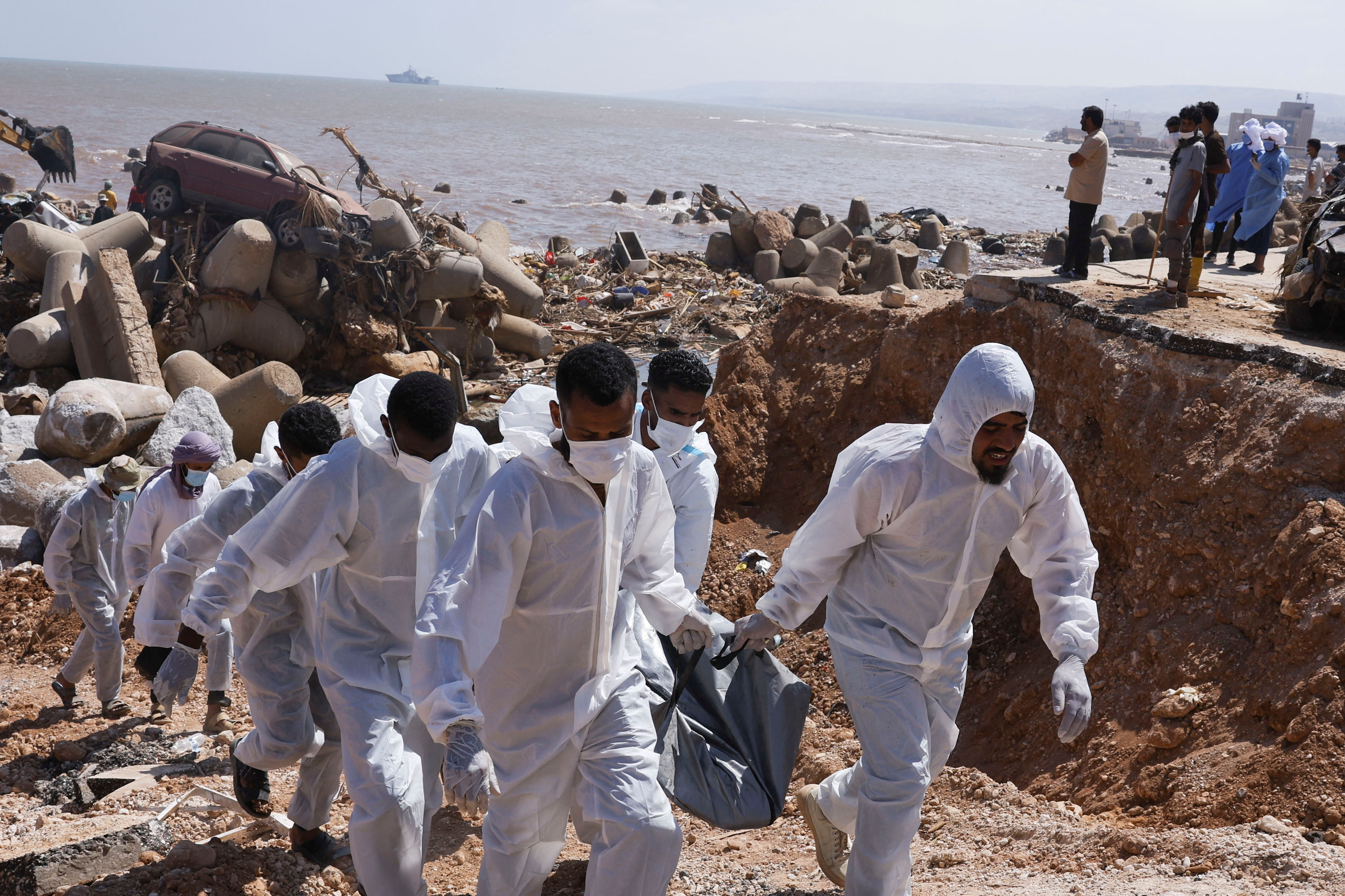 ▲▼利比亞德爾納發生洪災，搜救團隊將罹難者遺體從地中海打撈上岸。（圖／路透）