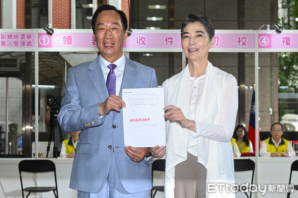 ▲▼鴻海創辦人郭台銘與賴佩霞女士赴中選會遞交連署登記申請書。（圖／記者李毓康攝）