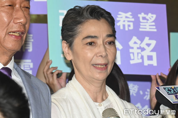 ▲▼鴻海創辦人郭台銘與賴佩霞女士赴中選會遞交連署登記申請書。（圖／記者李毓康攝）